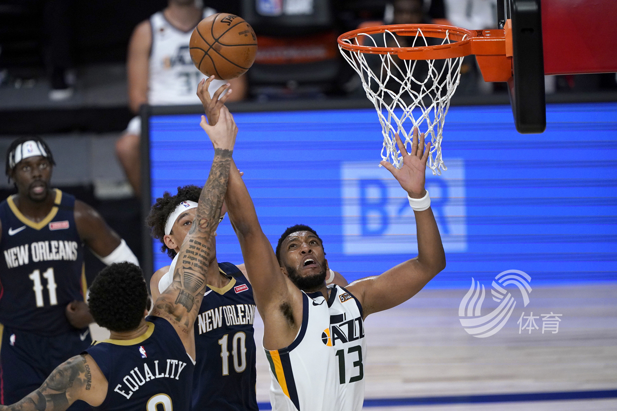 双方在中场 双方在中场